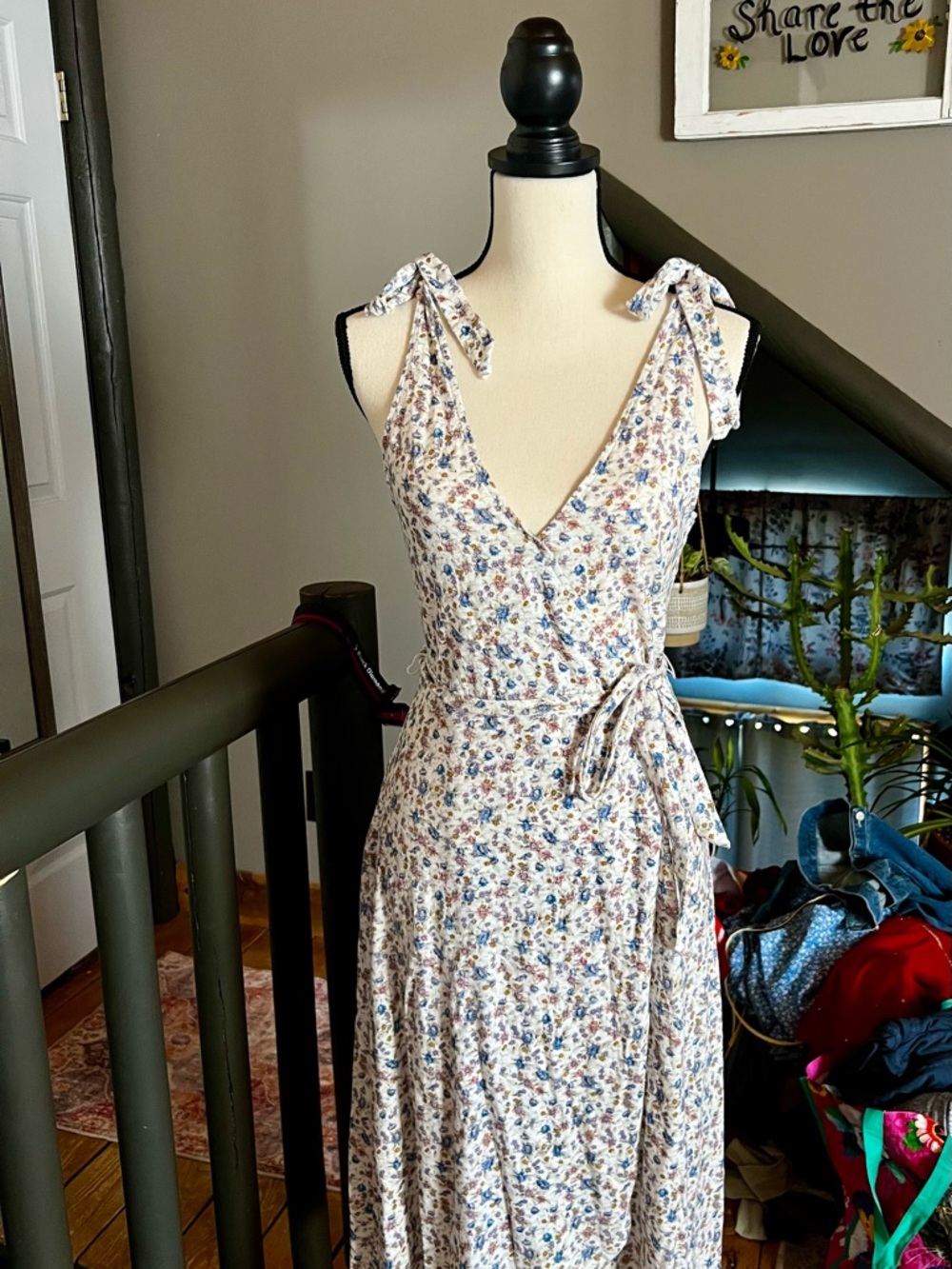 Women’s small Lucky Brand Blue and Cream Floral Tie-Shoulder Wrap Midi Dress